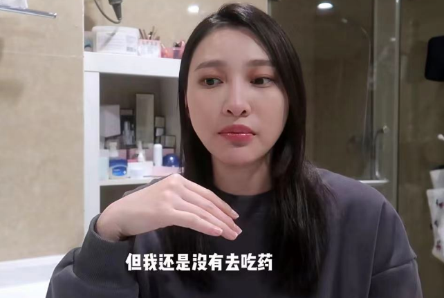 演员金泽灏官宣产子,晒宝宝出生照,妻子白柳汐生产前两周曾感染新冠