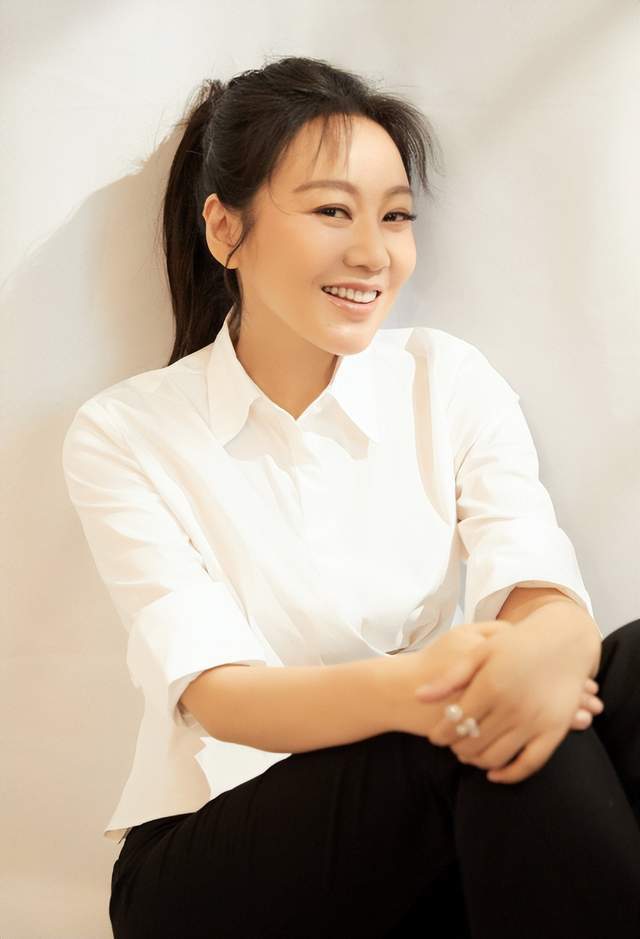 在单身一段时间后,闫妮找了一个比自己小11岁的王启明,刚开始二人还是