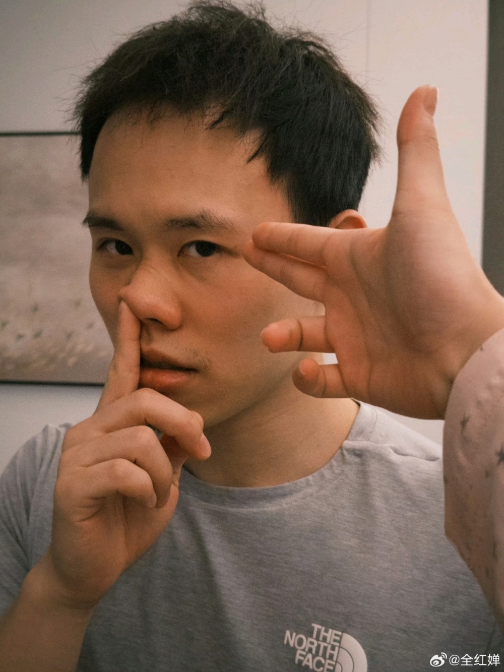 全红婵染头发了！晒3大奥运冠军合影，1动作太抽象：不许动，老实点-腾讯新闻