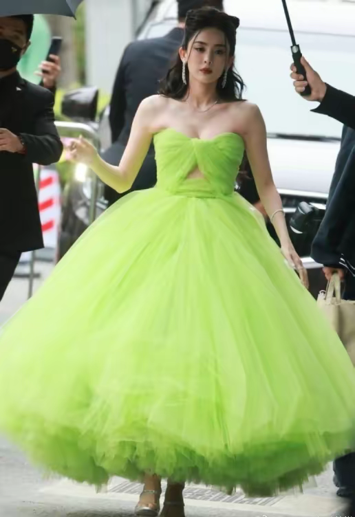 周冬雨的红毯造型有时也比较迷惑,比如她穿着黄色抹胸裙