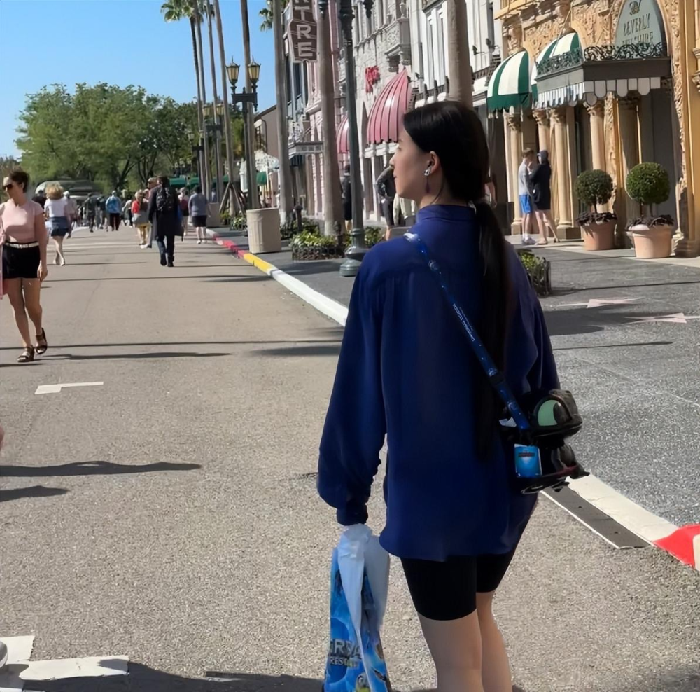 杨丽萍外甥女小彩旗大变样,秀美腿伤痕瞩目,疑与英国大叔恋爱_腾讯