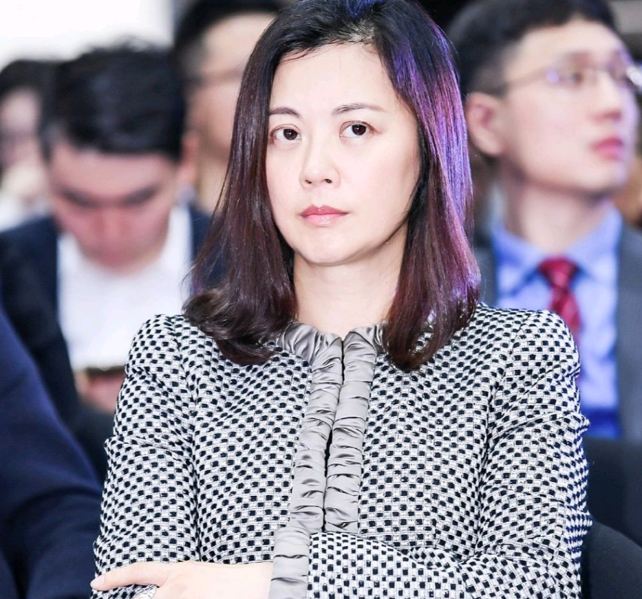 53岁前央视主持姜丰晒与外籍前夫合影,被质疑复婚,本人正面回应_腾讯