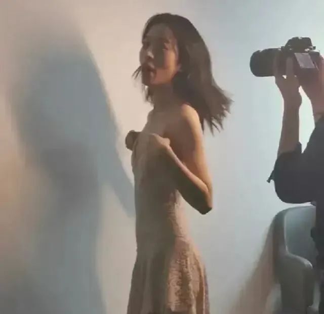 古力娜扎瘦成"排骨精",四肢纤细像竹竿,娱乐圈病态审美该停了