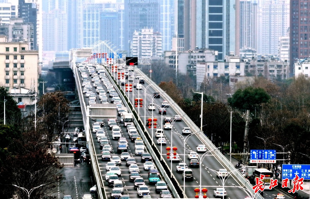 武汉街头,红了!