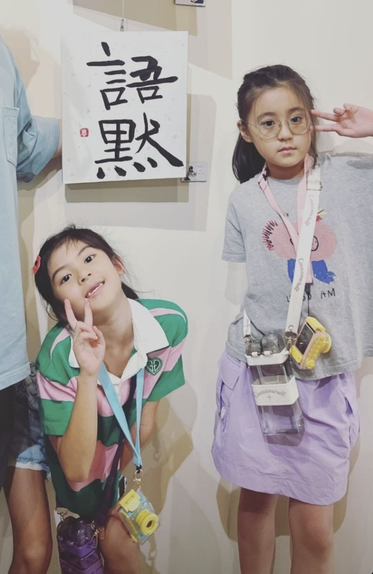 贾静雯带女儿学书法,9岁咘咘面部变平,身形修长越来越像修杰楷