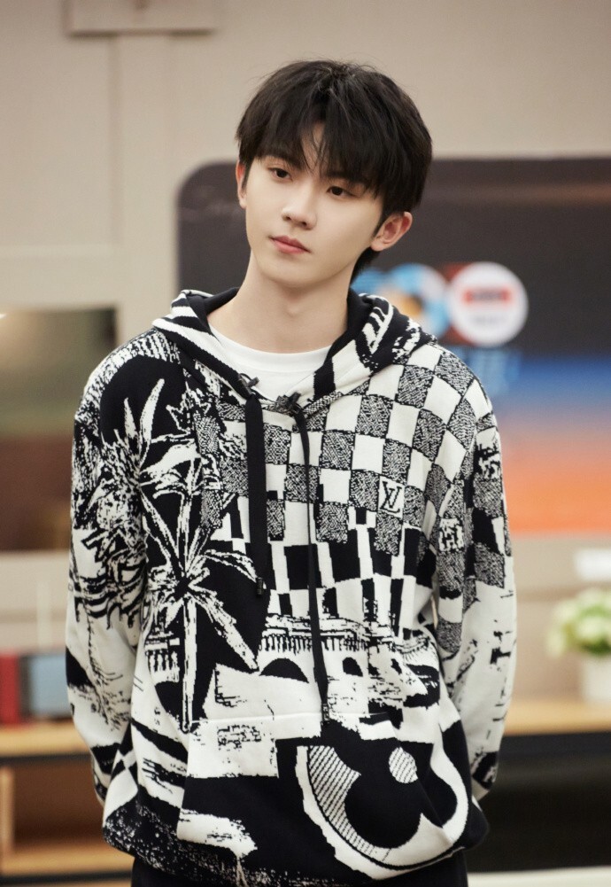 虞书欣和大17岁吴建豪传绯闻,马嘉祺和大20岁魏如萱传绯闻