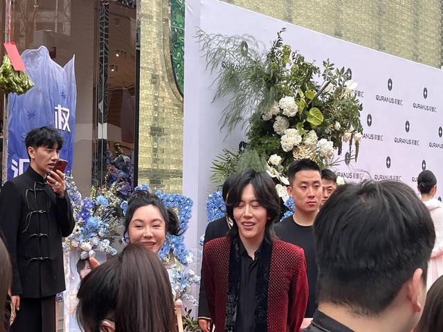 记得北京那家奢侈品店开业的时候,那可是举办是非常隆重.