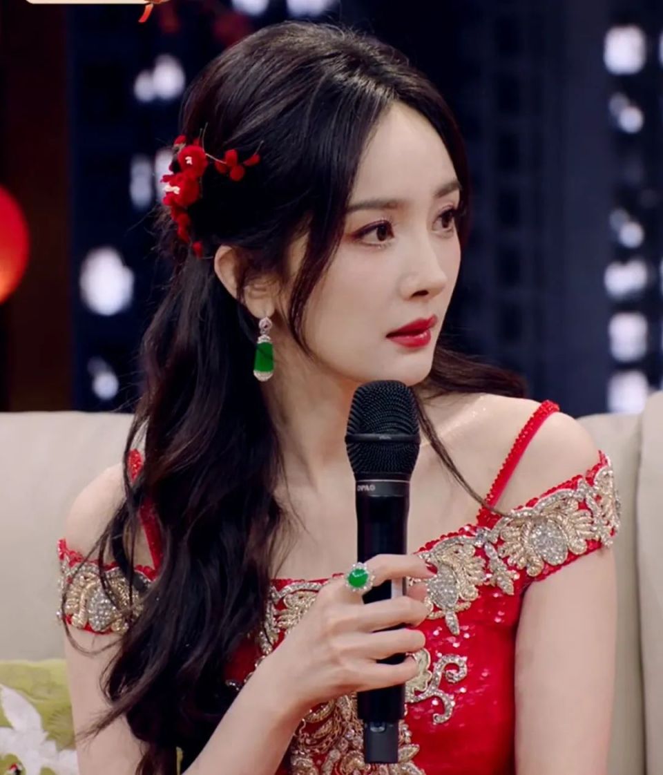 杨幂百万珠宝上阵,唐嫣一枚胸针80万_腾讯新闻