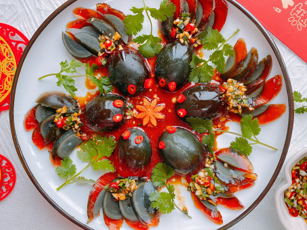 年夜饭凉菜之皮蛋富贵鱼秘制料汁让皮蛋不腥不涩祝您富贵有余