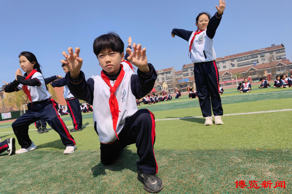 近年来,淄川经济开发区中心小学积极开展传统武术进校园活动,将武术