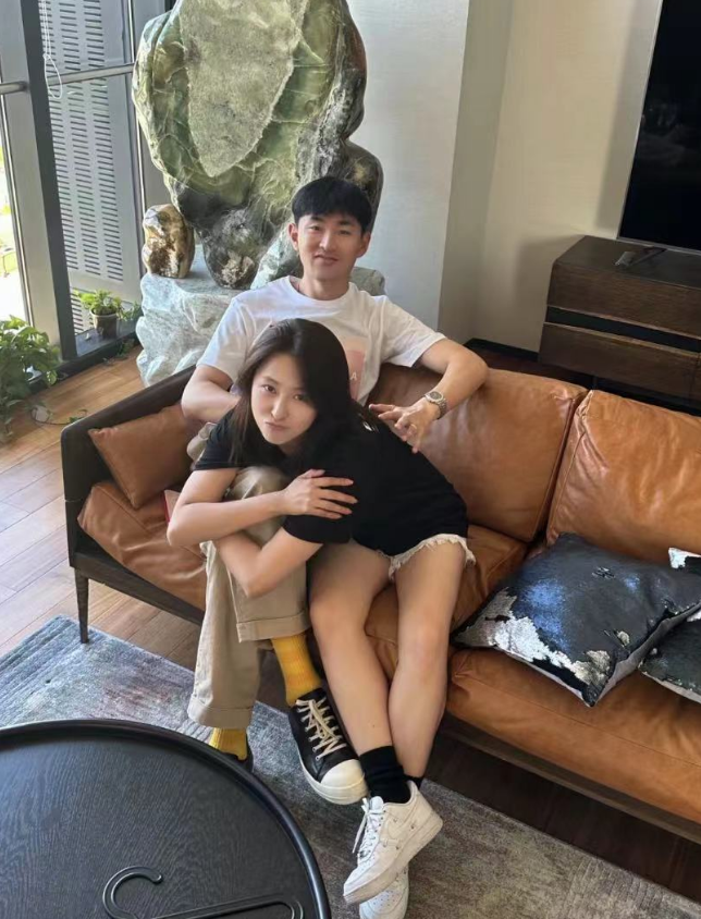 王彦霖艾佳妮爱巢曝光,鞋子摆满一面墙,最顶层几十万一双鞋抢镜