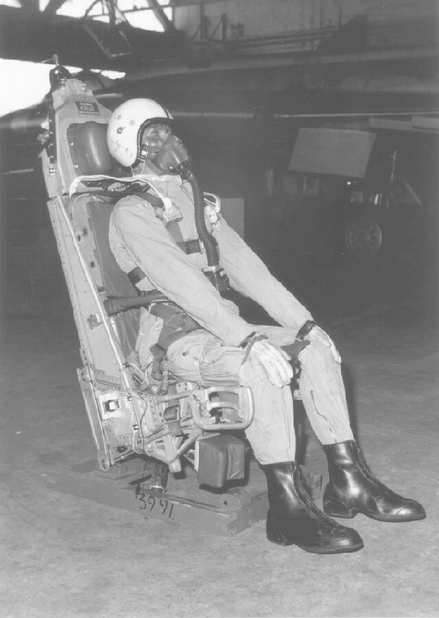 试飞员赫尔穆特·申克成为第一个使用弹射座椅从失事飞机上逃生的人