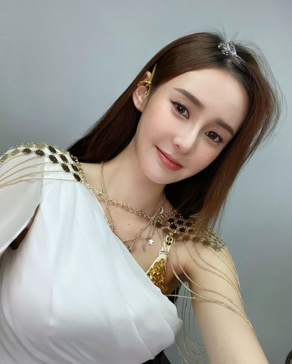 《流浪地球2》女星黄诗棋酒店吃榴莲,因气味难闻,被罚款1545元_腾讯