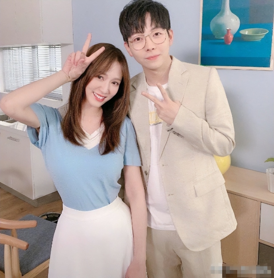 33岁歌手胡夏恋情曝光,与素人女友停车场暧昧搂抱,大幂幂实惨_腾讯