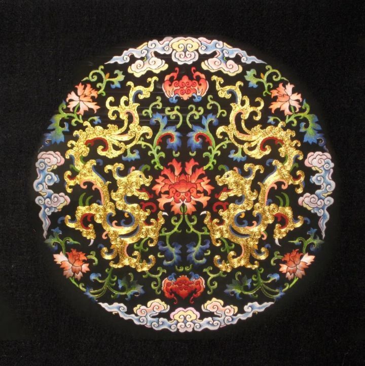 元素,运用杭绣的别针,破线,打籽,绞盘等各种针法来表现纹样中的点线面