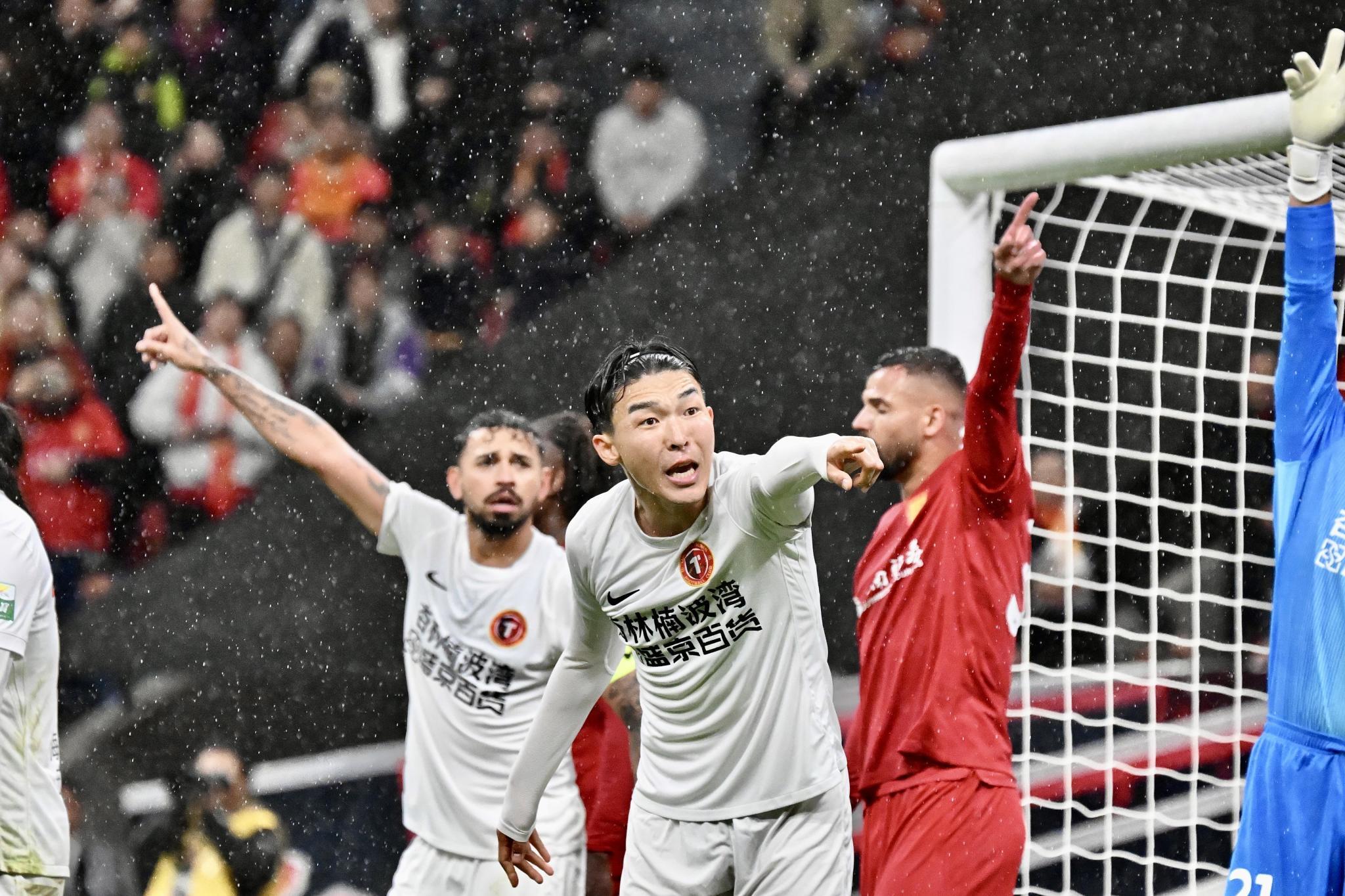 難兄難弟？中超僅兩隊2連敗！英博丟9球+鐵人0進球，網友：遼寧雙“熊”