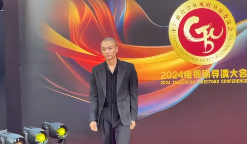 36岁陈晓近状曝光,光头形象走红毯引热议,颜值抗打超帅气