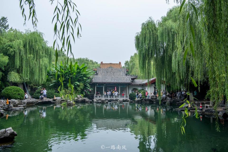 "天下第一泉"就是趵突泉风景区,位于济南市历下区趵突泉南路,是国家5a