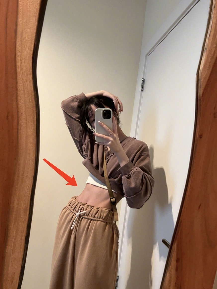 25岁星女郎徐娇罕见秀身材,穿短裙秀a4腰,多块腹肌超抢镜_腾讯新闻