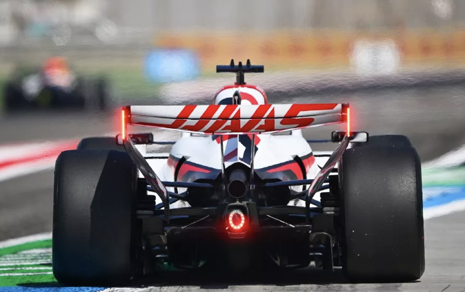 详解F1 2026新车尾灯：闪烁模式揭示能量管理状态_腾讯新闻