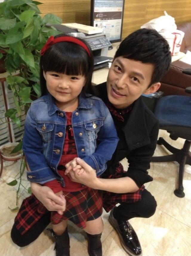 李湘带女儿与何炅聚会,49岁何炅好抗老,和13岁王诗龄同框像兄妹-腾讯
