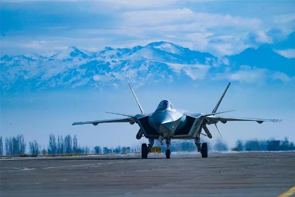 官媒曝光歼20去过四个地方,日本一次照片都没拍到,实力差距悬殊