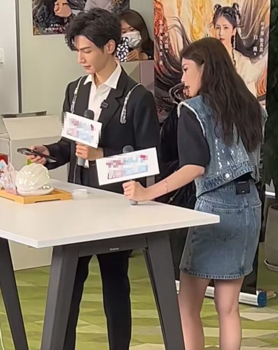 4月12日,罗云熙白鹿现身某公司扫楼,现场人气相当火爆,近照曝光后