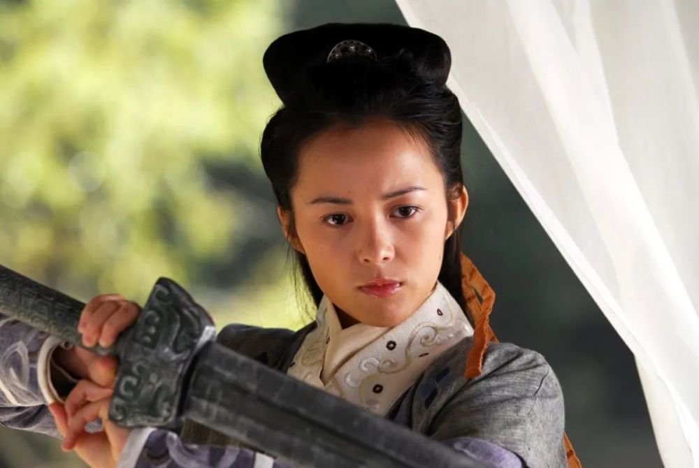 即使因为意外怀孕生子,她依然没有安于当贤妻良母,既然斩妖剑选择了她