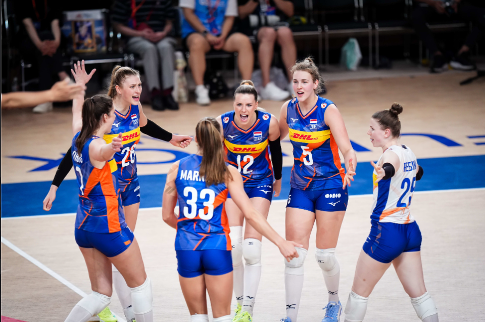 荷兰女排3-0横扫加拿大,奥运资格稳了,队员疯狂庆祝如同夺冠