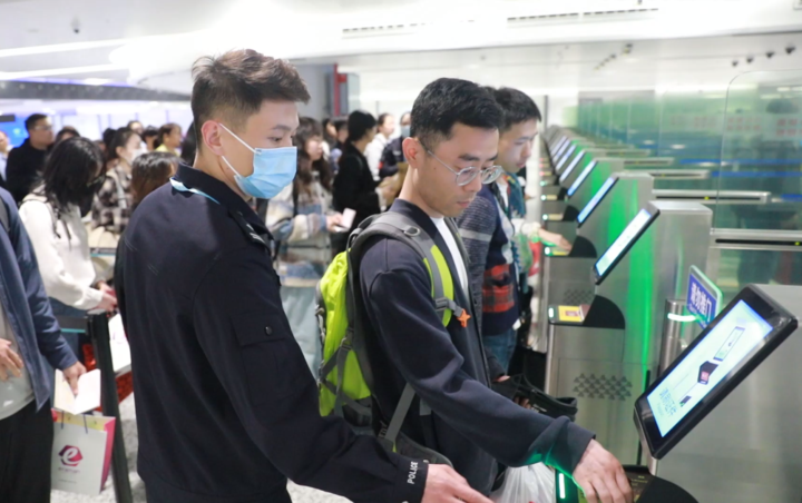 杭州口岸清明假期配备粤语民警保证返乡祭祖旅客顺畅通关