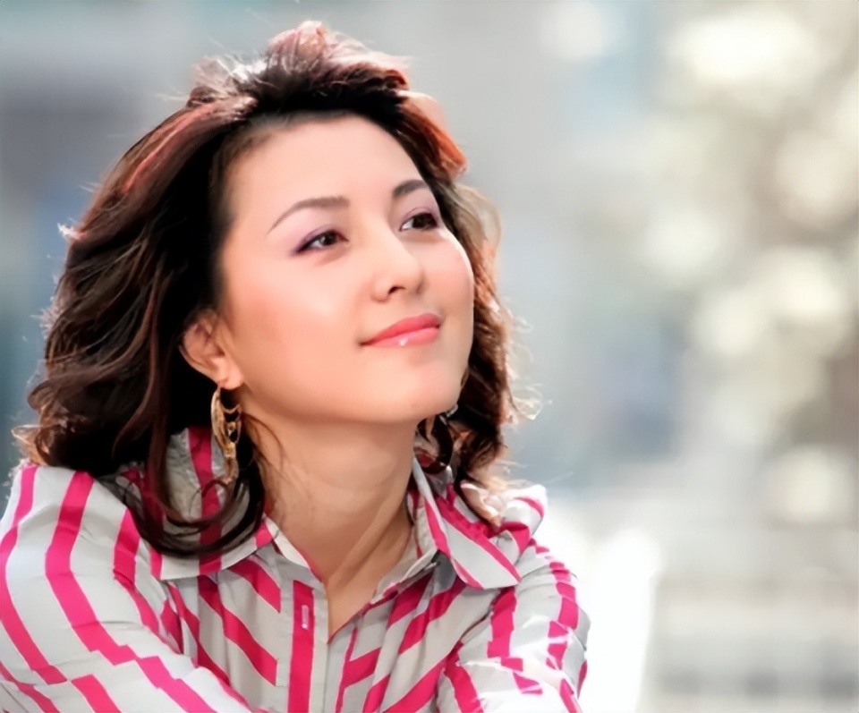 如今,已经48岁的梦桐依旧保持着优雅的气质和迷人的风采.