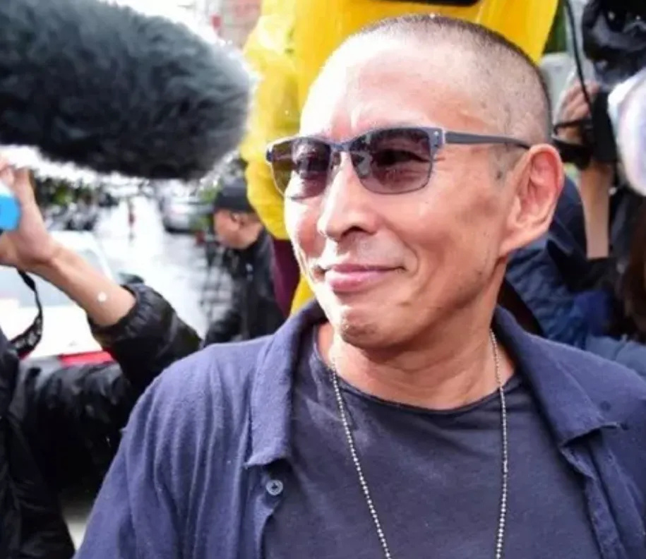 性侵员工被判4年，导演钮承泽出狱不戴电子脚镣，网友担心再犯_腾讯新闻