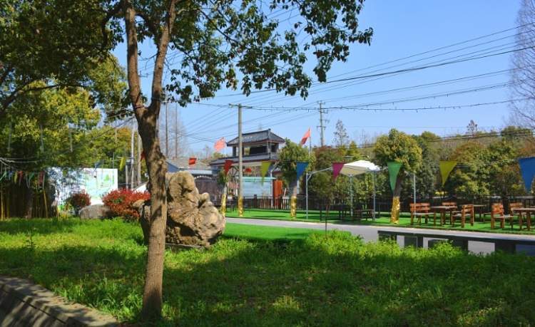 泖塔农情园是一座集有机种植,观光体验,生态养殖,社区对接,科普教育