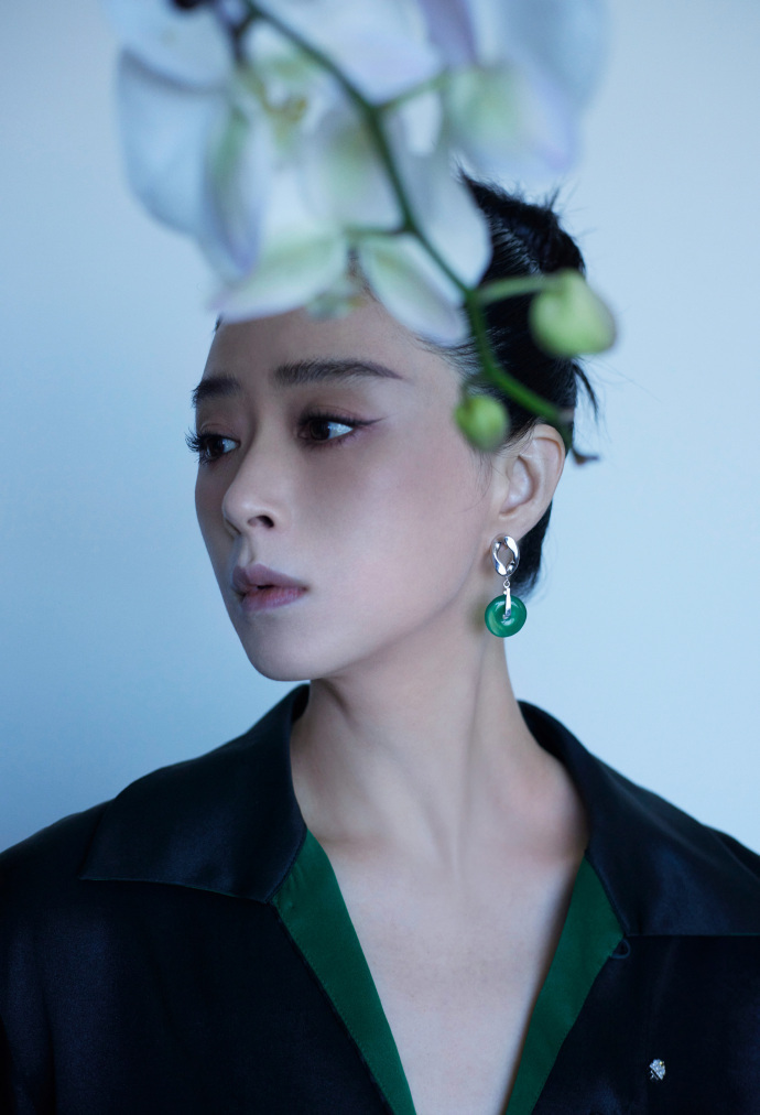 黄渤晒与杨幂蒋欣合照,蒋欣瘦出新高度,巴掌脸和大幂幂差不多_腾讯