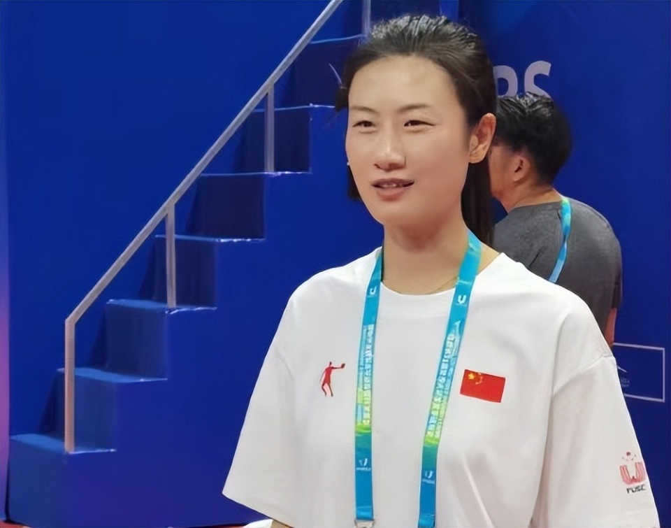 大满贯丁宁又获新身份,在成都体育馆见到了老熟人,感觉很亲切_腾讯