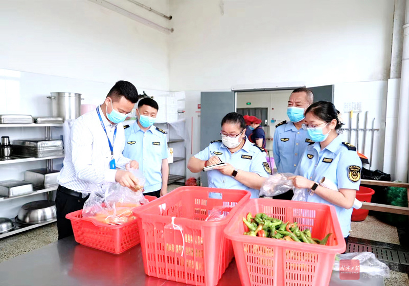 近日,通城县市场监管部门对通城一中,实验学校等高考定点供餐点的食品