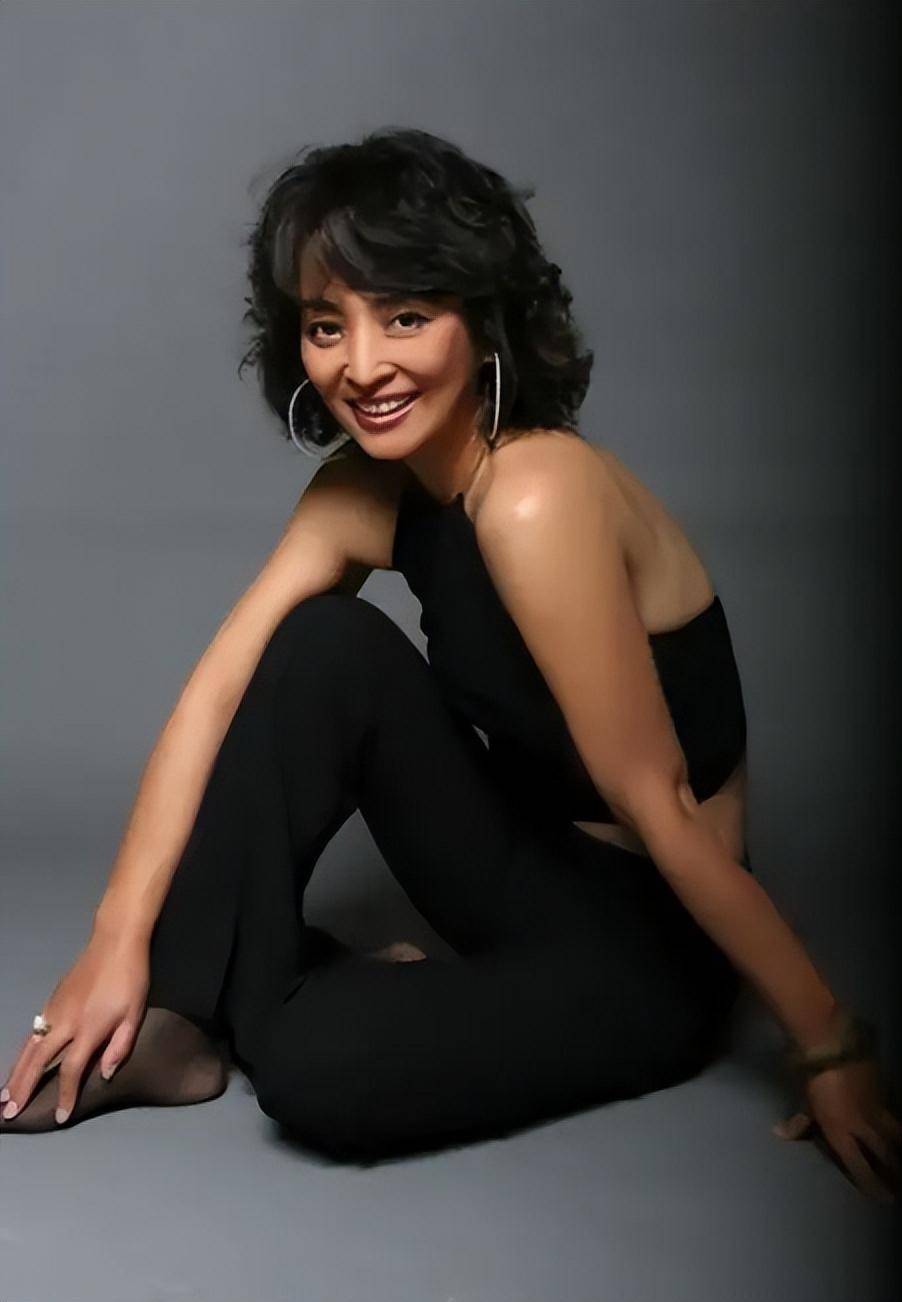 60岁李勤勤回国定居啃馒头吃菜叶生活清苦三段婚姻都嫁给了老外