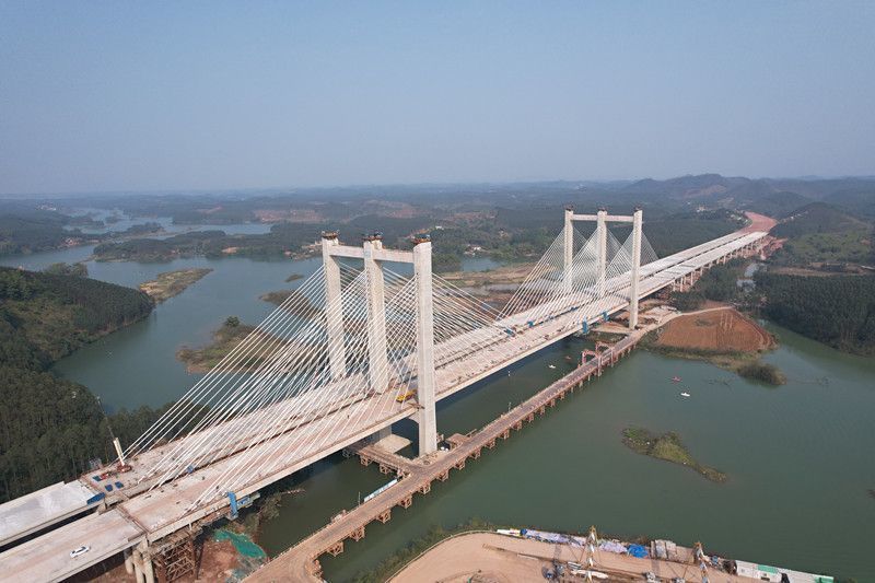 广西南横高速公路沙坪河特大桥双幅合龙_腾讯新闻