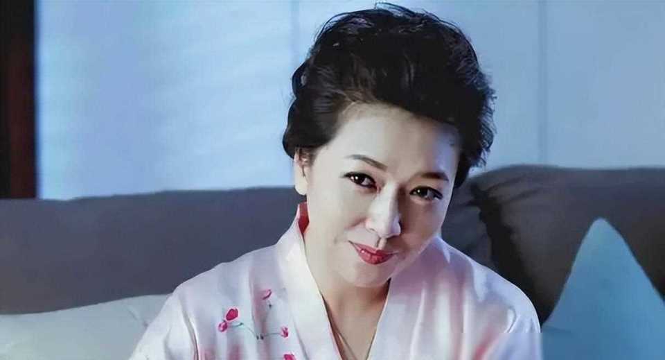 田小洁携妻子江珊女儿逛街,继父爱溢于言表!网友感动无限_腾讯新闻