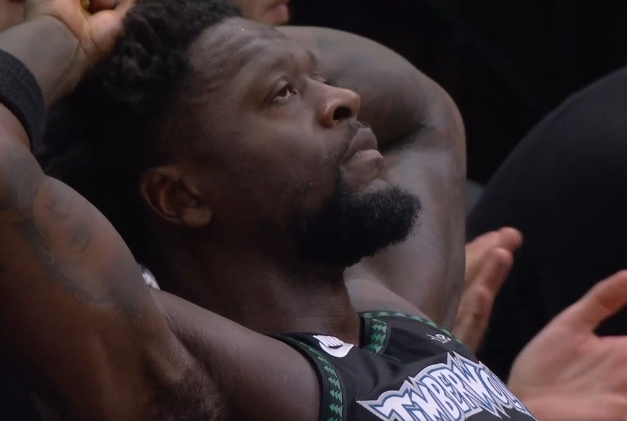 突發！森林狼主力迪文琴佐開局79秒受傷退賽 被攙扶回更衣室 - 