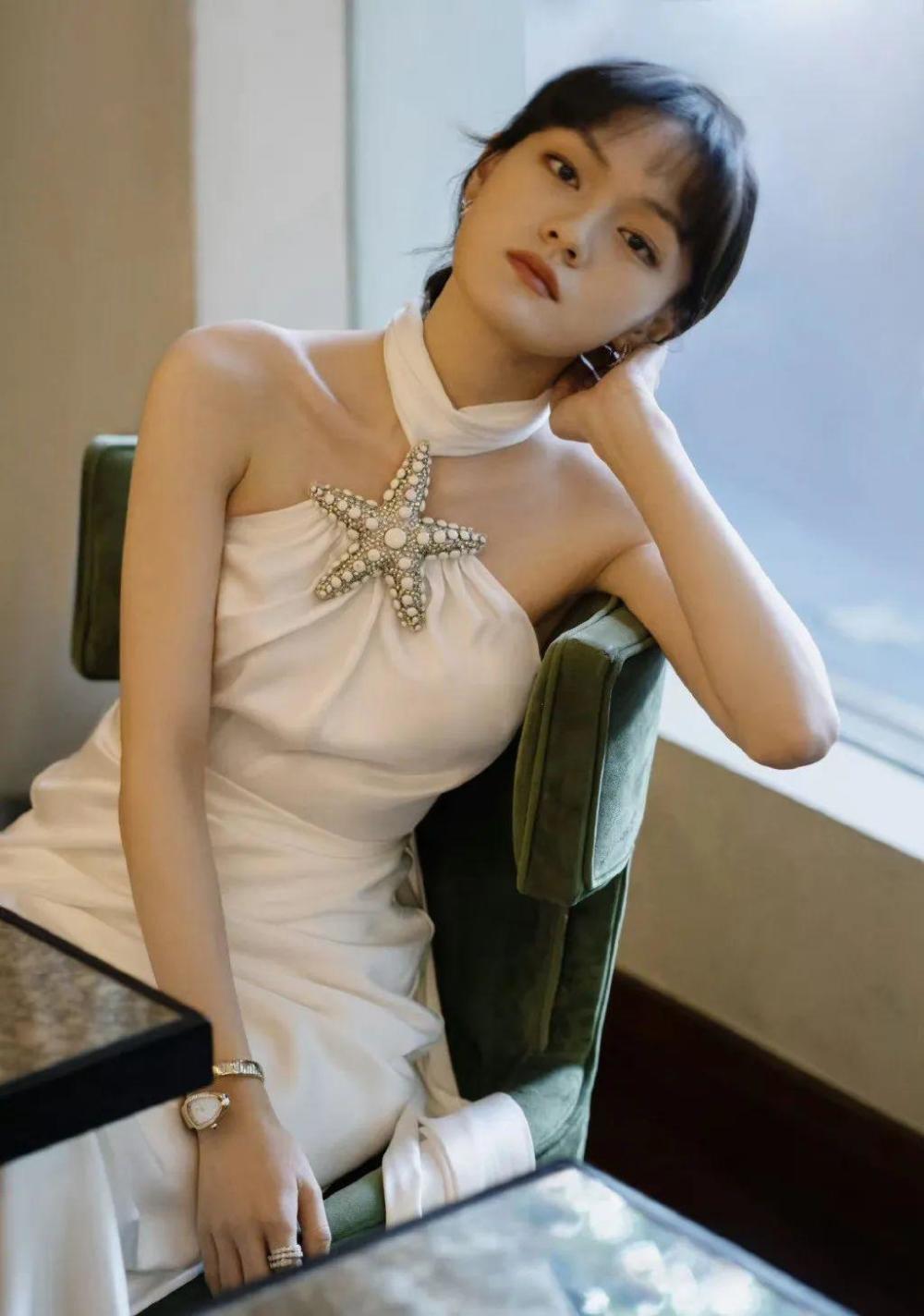 在隔壁的品牌红毯上,文淇的礼服又是完全颠覆.