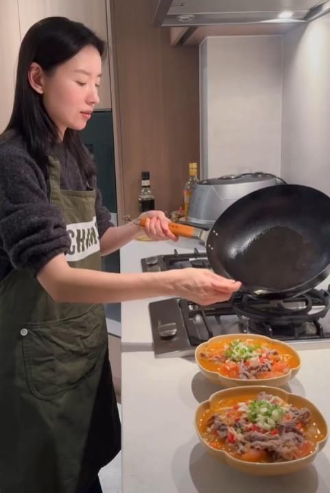 董洁带儿子看音乐节,顶顶长成少年版潘粤明,母子合影颜值高