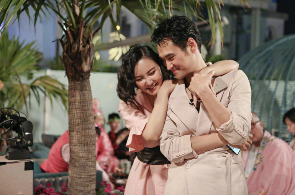 袁弘张歆艺办party庆祝结婚8周年,两人甜蜜拥吻,华晨宇低调现身