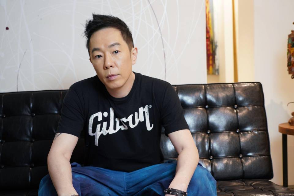 黄贯中画展上,49岁赌王千金何超仪老的不像话,52岁朱茵却美若少女