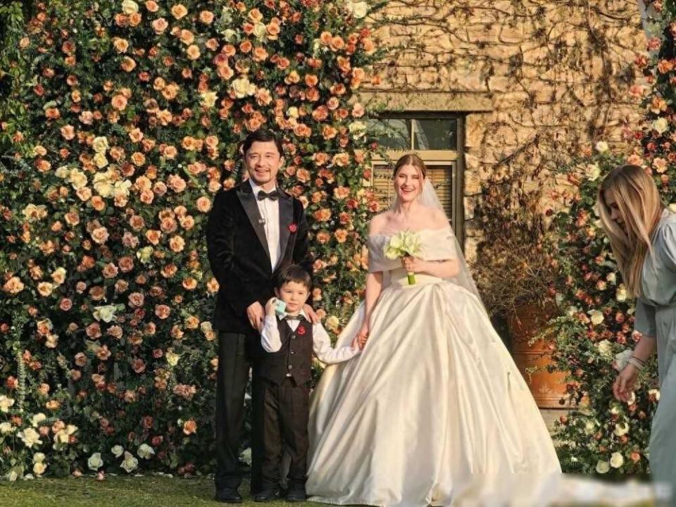 谢晖和妻子举行情人节婚礼,前妻佟晨洁闺蜜和范志毅等参加_腾讯新闻