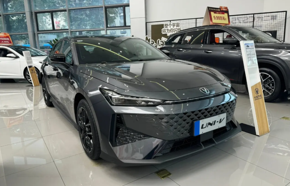 销量持续增长,2024款长安uni-v到店