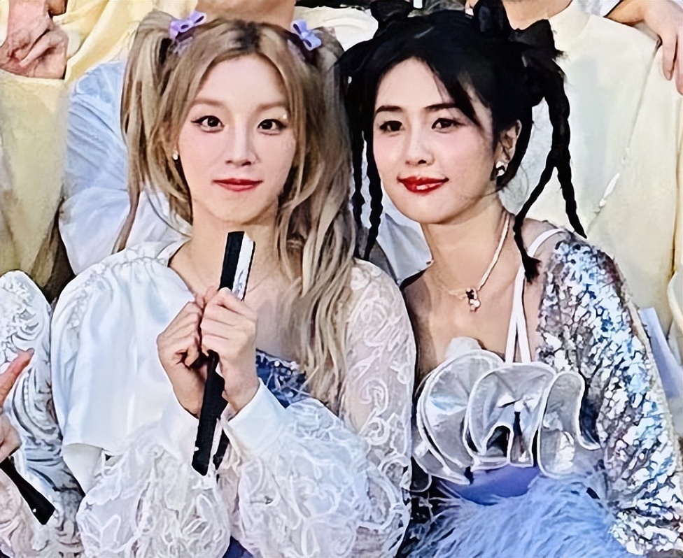 《跑男》大合照,宋雨琦稳c位,baby靠边站,白鹿眼神"不对劲"_腾讯新闻