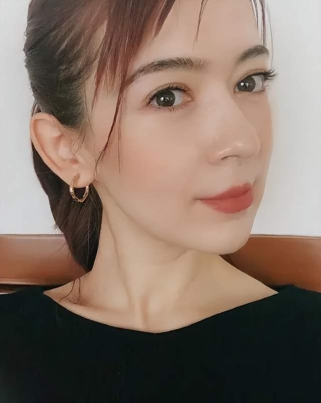 值得注意的是,此前帕夏古丽在自己的微博名字后面备注了小括号