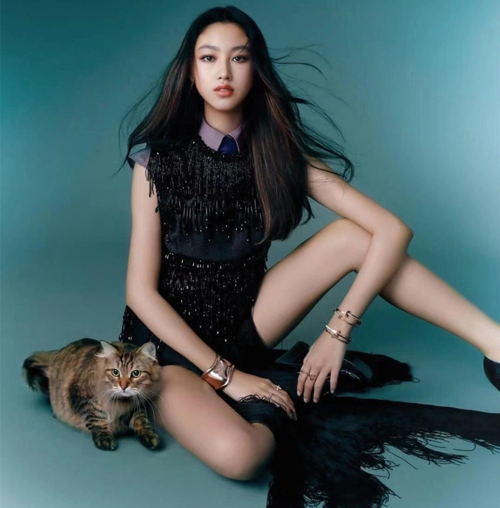 任达华女儿迎18岁成人礼,穿红色短裙好惊艳,身高1米8长腿瞩目插图7