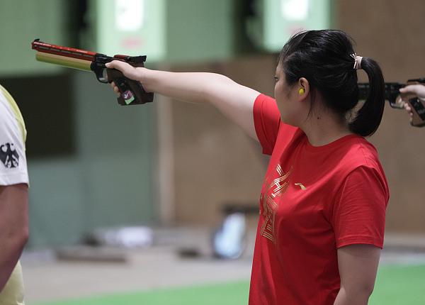 在气手枪混合团体项目中,新组合姜冉馨与谢瑜以13